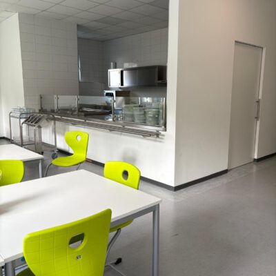 Montage einer Schiebetür mit Wandtaschensystem