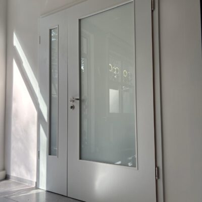 Installation einer Umfassungszarge mit Seitenteil und Türflügel